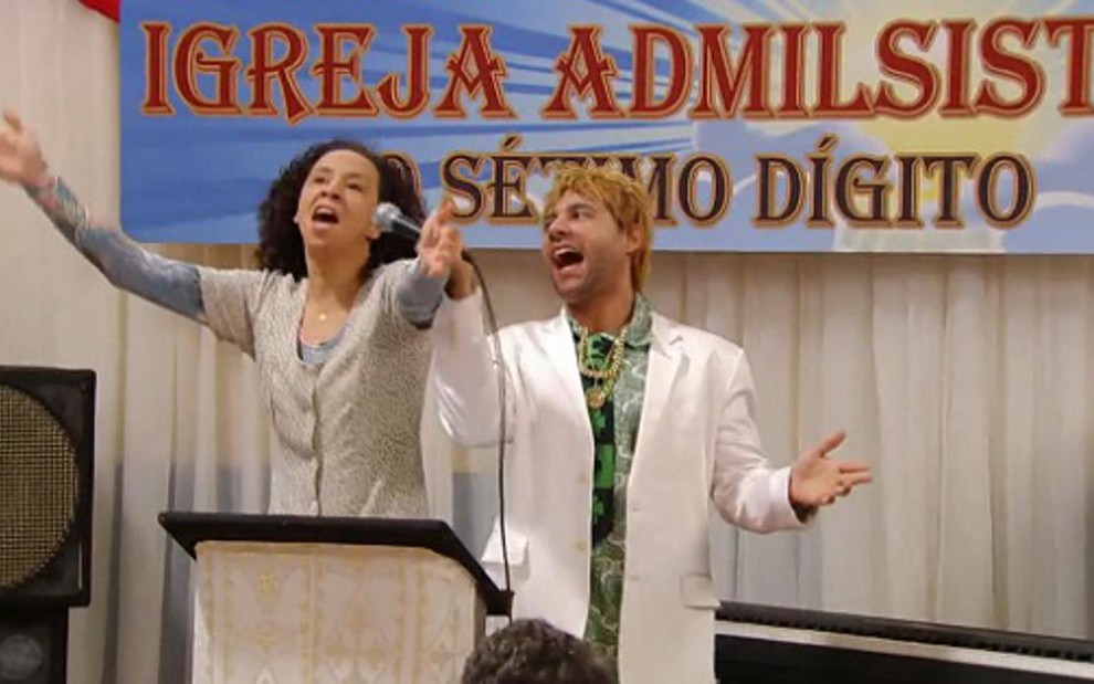 Thalita Carauta e Rodrigo Sant'anna em cena de quadro do Zorra Total que satiriza a igreja evangélica - Reprodução/TV Globo
