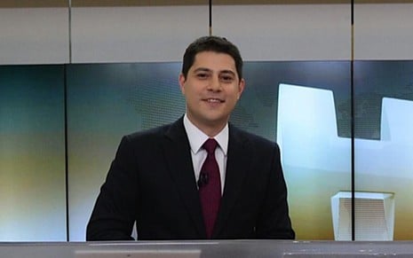 O jornalista Evaristo Costa no cenário do Jornal Hoje, que ele apresenta com Sandra Annenberg - Zé Paulo Cardeal/TV Globo