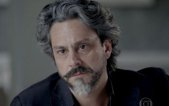 Alexandre Nero (José Alfredo) em cena de Império, da Globo; comendador vai tomar veneno - Reprodução/TV Globo