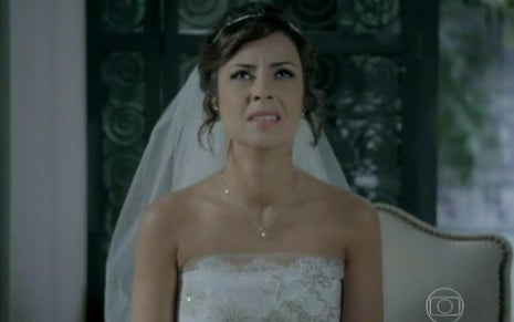 Andreia Horta, como a noiva Maria Clara, chora após ter sido abandonada no altar em Império - Reprodução/TV Globo