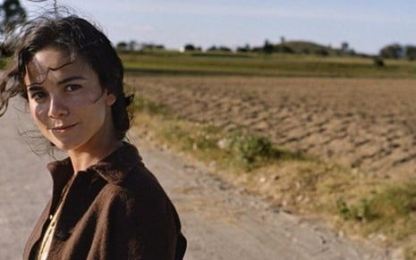 A atriz brasileira Alice Braga no papel de Terry no filme Na Estrada, de Walter Salles, lançado em 2012 - Divulgação/IFC Films