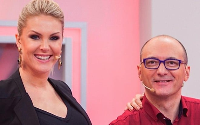 Ana Hickmann e Britto Jr. no cenário do Programa da Tarde: os dois terão que fazer amigo secreto - Edu Moraes/TV Record