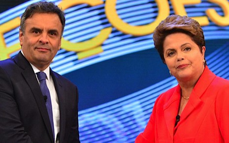 Aécio Neves e Dilma Rousseff se cumprimentam para fotógrafos antes do debate da Globo - João Miguel Júnior/TV Globo