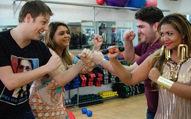 Fábio Porchat, Preta Gil, Cesar Menotti e Gaby Amarantos fazem pose no último Medida Certa, de 2013 - Raphael Dias/TV Globo