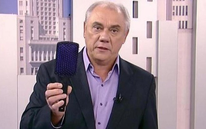 Marcelo Rezende exibe escova de cabelo que ganhou de presente no Cidade Alerta - Reprodução/TV Record