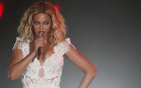A cantora Beyoncé, que pretende comprar uma mansão com sala especial para guardar doces - AGNEWS