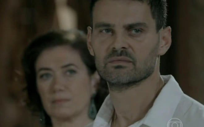 Lilia Cabral (Maria Marta, ao fundo) e Carmo Dalla Vecchia (Maurílio) em cena da novela Império, da Globo - Reprodução/TV Globo