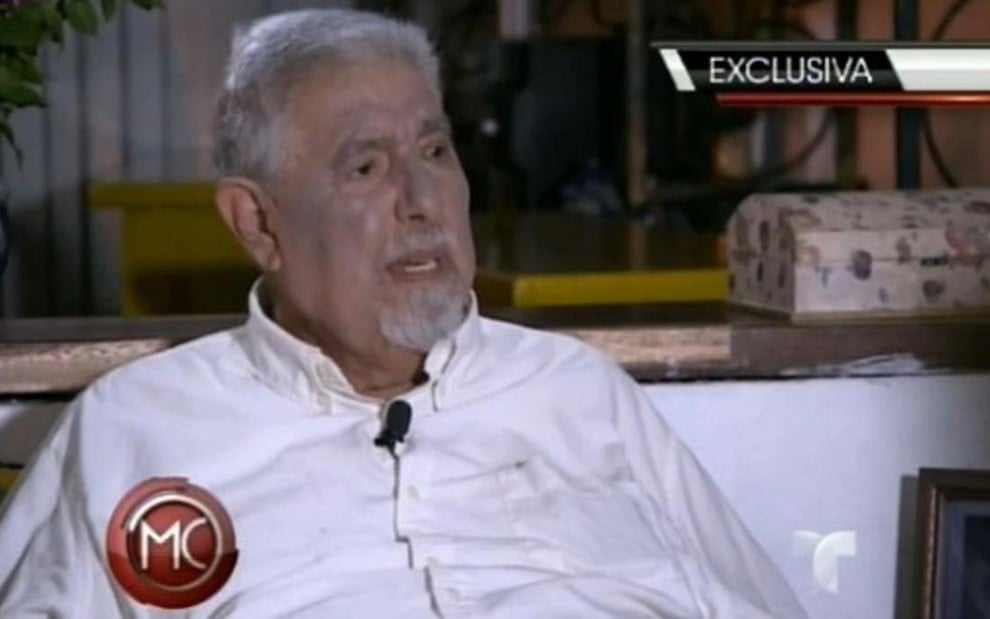 O ator Rubén Aguirre, intérprete do Professor Girafales da série Chaves, em entrevista à rede Telemundo - Reprodução