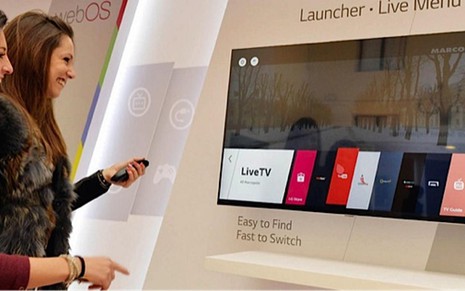 Consumidoras testam televisor da LG que permite navegar na internet e ver TV ao mesmo tempo - Divulgação