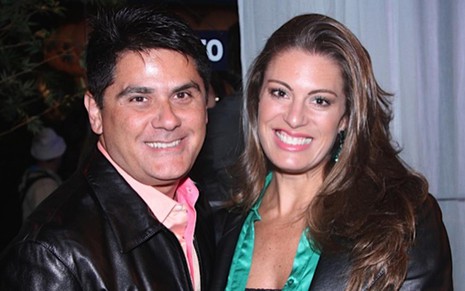 O apresentador César Filho com a mulher, Elaine Mickely, em evento social em São Paulo - AGNEWS