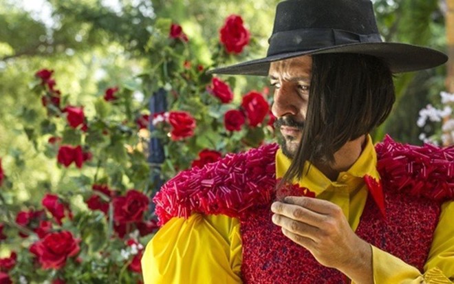 Irandhir Santos (Zelão) em cena de Meu Pedacinho de Chão com roupa feita de plástico e canudinho - Divulgação/TV Globo