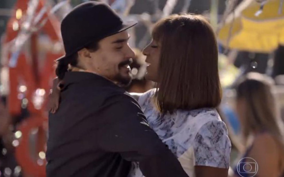 Cidão (André Gonçalves) beija Dorothy (Luis Miranda) no capítulo desta quinta (30) - Reprodução/TV Globo