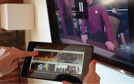 Conectado ao televisor, o Chromecast transforma celulares e tablets em controles remotos - Divulgação