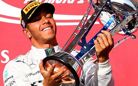 O piloto Lewis Hamilton ergue o troféu de vencedor do GP dos Estados Unidos de Fórmula 1 - Divulgação
