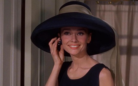 A atriz Audrey Hepburn interpreta a prostituta Holly Golightly no filme Bonequinha de Luxo (1961) - Divulgação