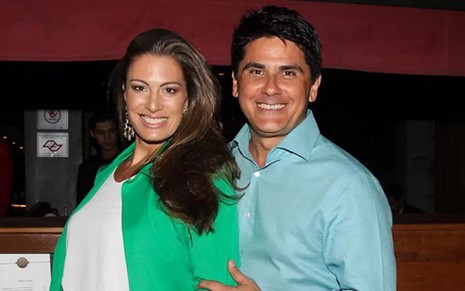 César Filho e a mulher, Elaine Mickely, no aniversário de Rodrigo Faro, em outubro; os dois dividirão reality - AGNEWS
