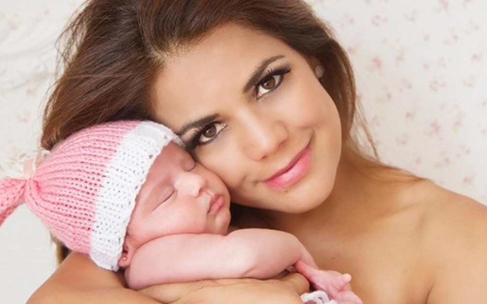 Nivea Stelmann ao lado da filha recém-nascida, Bruna; atriz perdeu 14 kg após gravidez - Divulgação