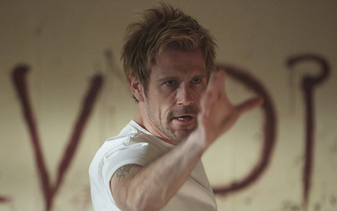 O ator Matt Ryan interpreta o sarcástico exorcista John Constantine na série Constantine, do canal Space - Divulgação/NBC