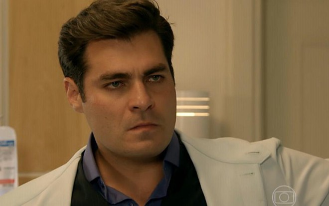 Marcos (Thiago Lacerda) não consegue convencer Laura (Nathalia Dill) e beija Sueli (Débora Nascimento) - Reprodução/TV Globo