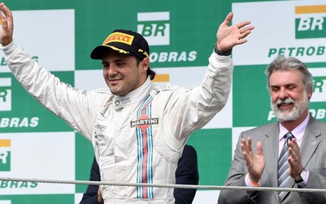 O piloto Felipe Massa, terceiro colocado no GP do Brasil de Fórmula 1, acena no pódio de Interlagos - Divulgação