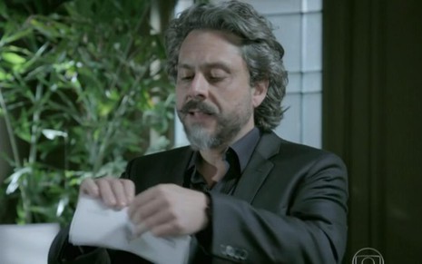 Alexandre Nero, como José Alfredo, rasga exame de DNA em cena da novela Império na sexta-feira (7) - Reprodução/TV Globo