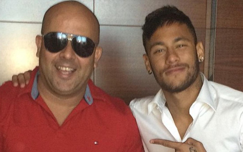 O corretor de imóveis Glauber Tavares posa ao lado do cliente Neymar Júnior, na Espanha - Reprodução/Instagram