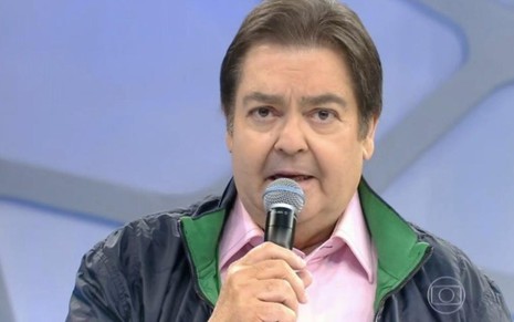 O apresentador Fausto Silva ao anunciar que irá renovar com a Globo por mais sete anos, no último domingo - Reprodução/TV Globo