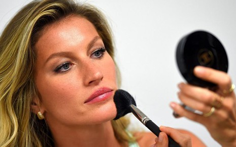 A modelo Gisele Bündchen se maquia antes de participar do encerramento da Copa do Mundo, em julho - Divulgação/Fifa