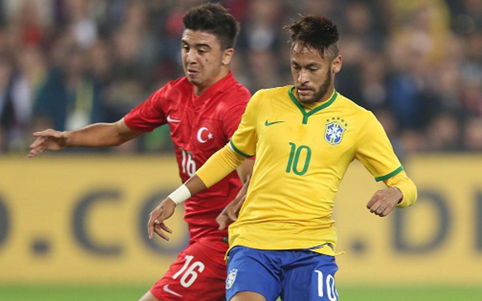 O atacante brasileiro Neymar é marcado pelo lateral-direito turco Tufan em amistoso nesta quarta (12) - Rafael Ribeiro/CBF