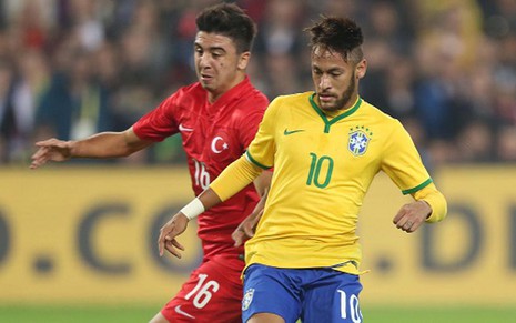 O atacante brasileiro Neymar é marcado pelo lateral-direito turco Tufan em amistoso nesta quarta (12) - Rafael Ribeiro/CBF
