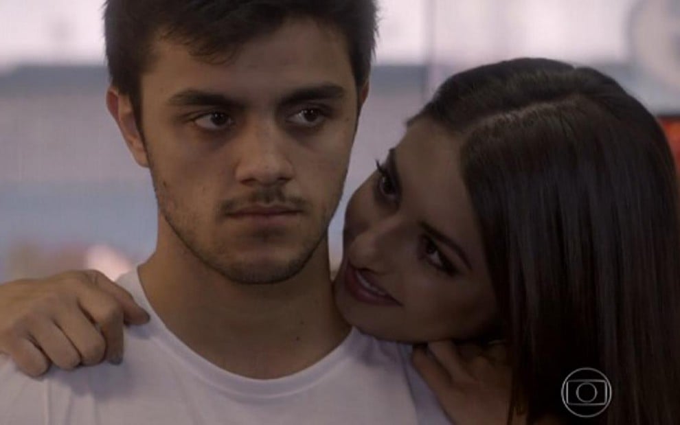 Cobra (Felipe Simas) e Jade (Anaju Dorigon) roubam os pertences de Bianca (Bruna Hamú) na praia - Reprodução/TV Globo