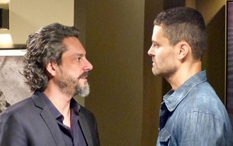 Alexandre Nero e Carmo Dalla Vecchia em cena de Império; os dois vão se ameaçar com facas - Reprodução/TV Globo