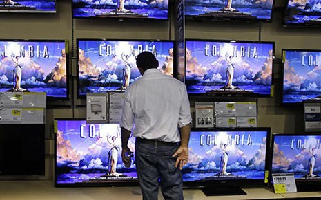 Consumidor observa TVs em loja; televisores com internet lideram desejos da Black Friday 2014 - Reprodução