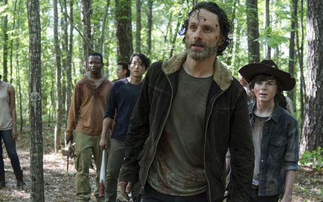 Elenco de The Walking Dead, liderado por Andrew Lincoln, em cena do episódio de estreia da 5ª temporada  - DIvulgação/AMC