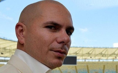 O rapper norte-americano Pitbull no estádio do Maracanã; cantor apresentará American Music Awards - Divulgação/Fifa