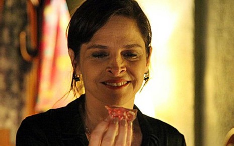 Cora (Drica Moraes) é forçada por Jairo (Julio Machado) a cumprir acordo entre eles em troca de diamante - Divulgação/TV Globo