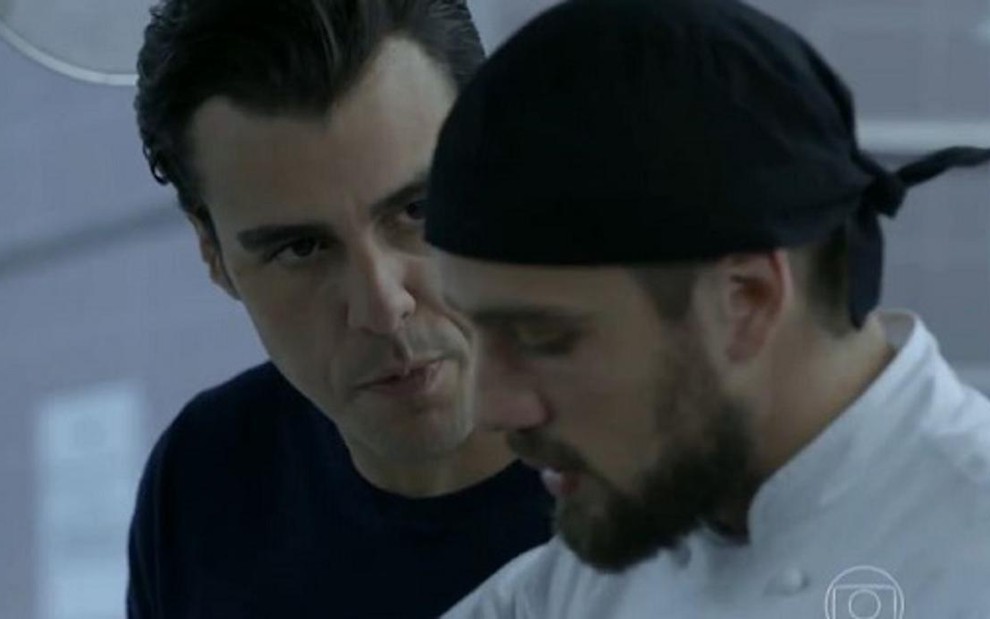 Joaquim Lopes e Rafael Cardoso em cena de Império; na novela, Enrico vai sabotar restaurante - Reprodução/TV Globo