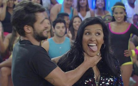 Bruno Gagliasso 'estrangula' Regina Casé no Esquenta de ste domingo (23); programa derrotou Record - Reprodução/TV Globo