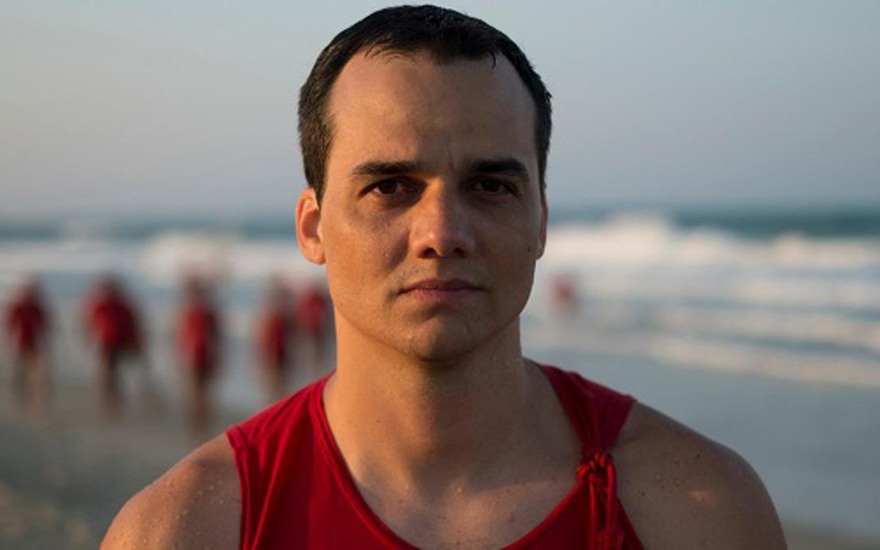Wagner Moura interpreta salva-vidas gay em cena de Praia do Futuro; filme está disponível no Now - Divulgação