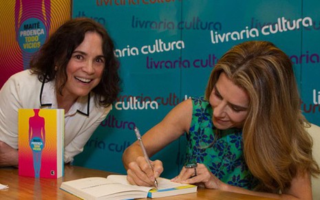 Regina Duarte ao lado de Maitê Proença, que lançou livro em São Paulo na última quinta-feira (27) - MARCELO BRAMMER/AGNEWS