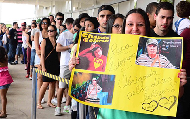Fã leva cartaz em homenagem a Roberto Gómez Bolaños em exposição sobre o criador de Chaves, em SP - LEO FRANCO/AGNEWS