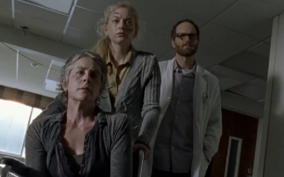 A atriz Emily Kinney empurra Melissa McBride em episódio de Walking Dead exibido ontem nos EUA  - Divulgação/AMC