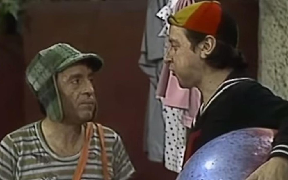 Roberto Gómez Bolaños e Carlos Villagrán em episódio de Chaves exibido nesta segunda (1°), pelo SBT - Reprodução