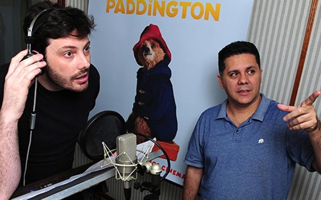 Danilo Gentili é orientado pelo dublador Wendel Bezerra para fazer o ursinho de As Aventuras de Paddington - Divulgação