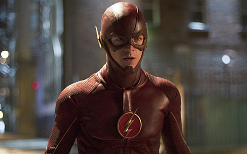 O ator Grant Gustin como Flash em preparação para lutar contra Arqueiro Verde em crossover - Divulgação/The CW