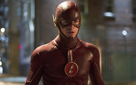 O ator Grant Gustin como Flash em preparação para lutar contra Arqueiro Verde em crossover - Divulgação/The CW