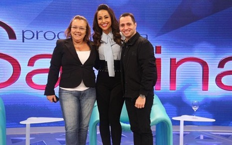Carlos César Filho, o Cesinha, ao lado da diretora Rita Fonseca e da apresentadora Sabrina Sato - Divulgação/Record