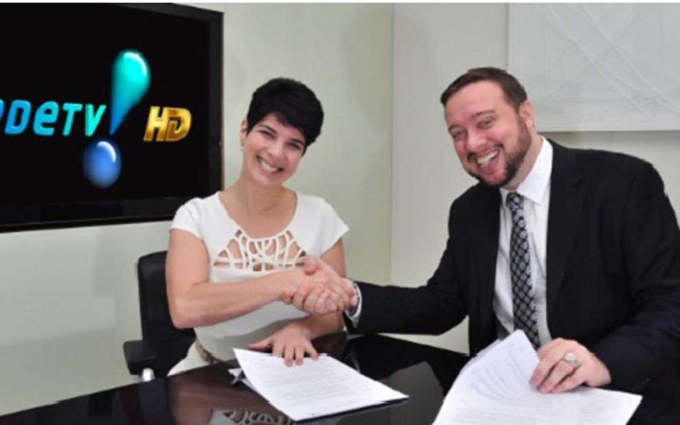 Mariana Godoy posa para foto ao lado de Franz Vacek, diretor de jornalismo, após assinar com a RedeTV! - Wayne Camargo/RedeTV!
