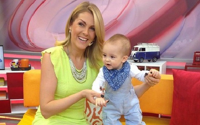 Ana Hickmann e Alexandre no Programa da Tarde; ela envolveu filho na montagem de árvore de Natal - Reprodução/Instagram