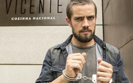 Rafael Cardoso na cena em que seu personagem, Vicente, é preso em Império, da Globo - INÁCIO MORAES/TV Globo